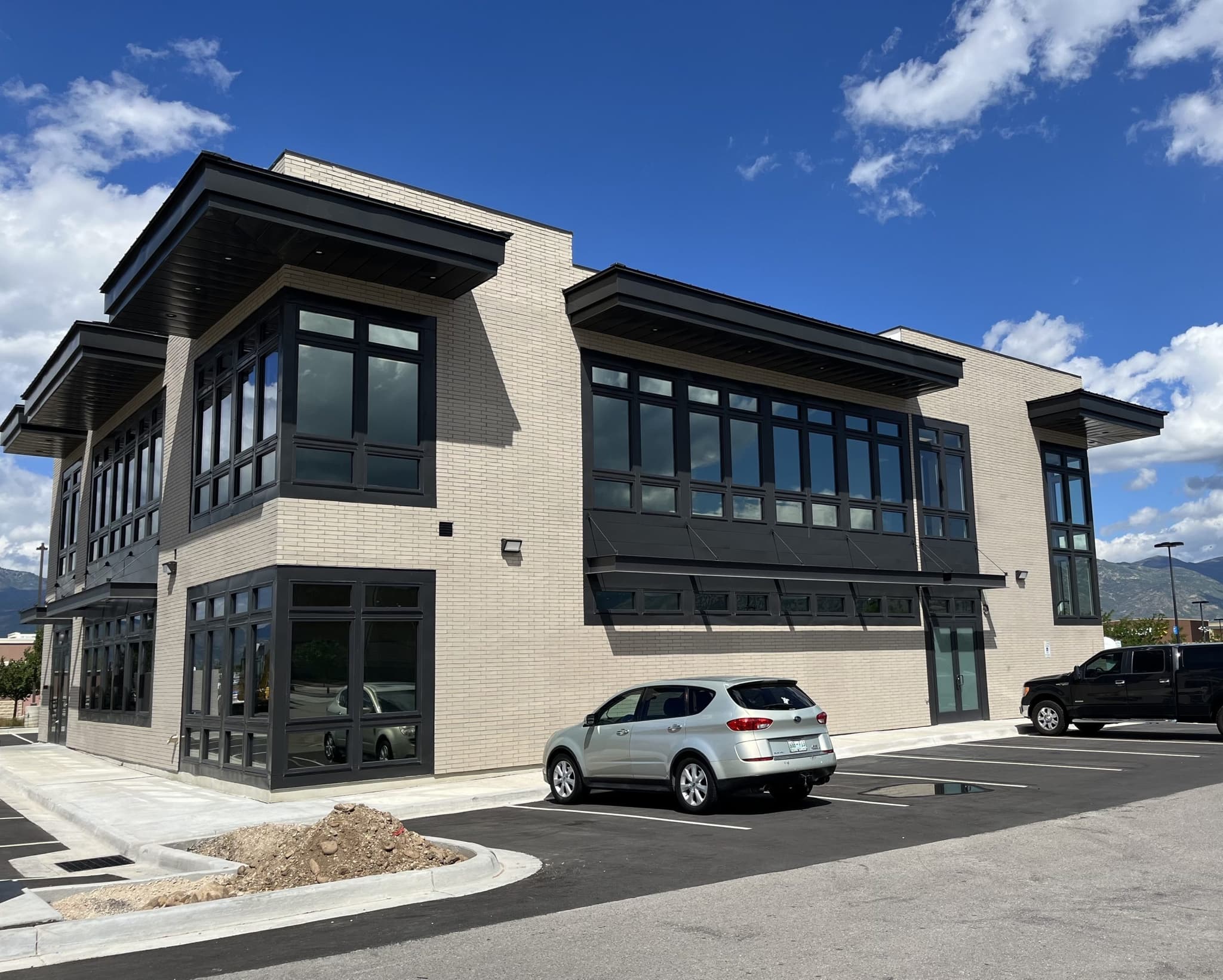 Image of The side parking lot and entrance of the Heber Family Medicine.. Heber Family Medicine with Revere Health offers quality care to people of all ages in North Utah.