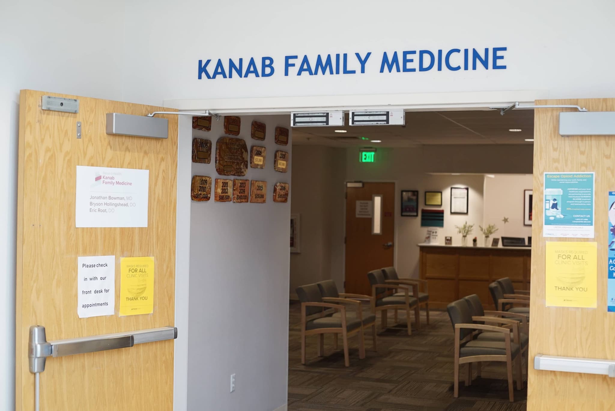 Image of front doors to doctors office at kanab family medicine. Kanab Family Medicine doctors and staff provide premium healthcare to everyone. Schedule today!