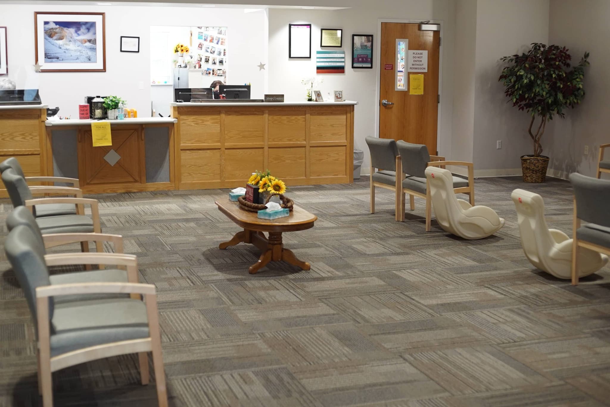 Image of front desk and waiting room at doctors office. Revere Health's Kanab Family Medicine team offers comfortable and careful medical care. Schedule today!