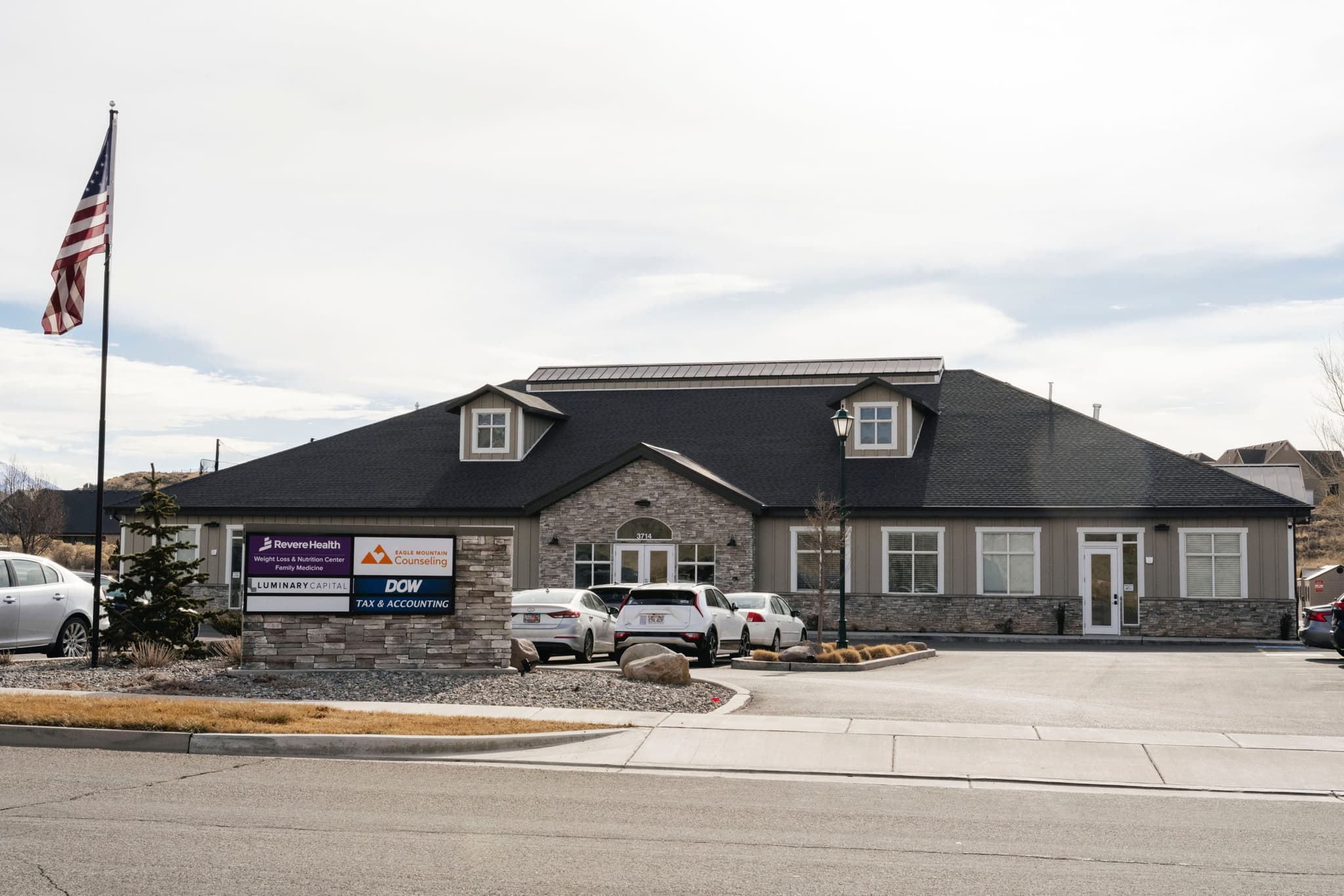 Image of Main parking lot and entrance to the Revere Health Weight Loss & Nutrition Center with accessible patient drop-off area.